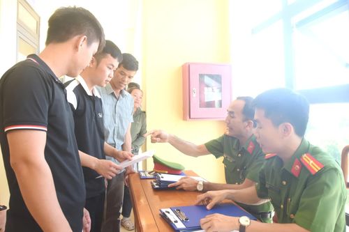 Các phạm nhân được đặc xá được cán bộ căn dặn trước khi trở về với cuộc sống đời thường - Ảnh: Đ.V
