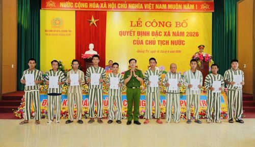 Trao quyết định đặc xá cho các phạm nhân tại Trại giam Đồng Sơn đủ điều kiện - Ảnh: K.H
