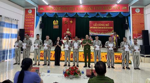 Ban Giám thị Trại giam trao Quyết định đặc xá cho các phạm nhân - Ảnh: Mai Linh