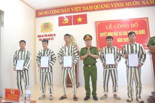 Trao quyết định đặc xá của Chủ tịch nước năm 2026 cho các phạm nhân tại Trại tạm giam số 1 - Ảnh: Đ.V