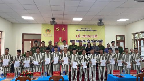 Các phạm nhân nhận Quyết định đặc xá - Ảnh: LT