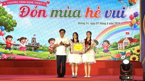 Đồng chí Nguyễn Chiến Thắng, Phó Bí thư Tỉnh ủy, Chủ tịch Ủy ban MTTQ Việt Nam tỉnh tặng quà cho các em thiếu nhi - Ảnh: N.L