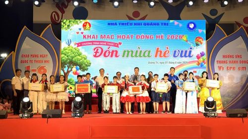 Đại diện lãnh đạo các sở, ban, ngành tặng quà cho các em thiếu nhi - Ảnh: N.L