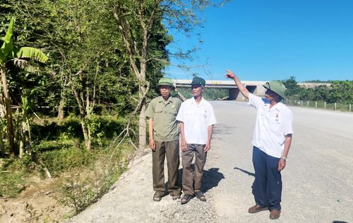 Các CCB thôn Hướng Phương, xã Quảng Trạch tiên phong trong công tác hiến đất, giải phóng mặt bằng xây dựng các công trình trọng điểm - Ảnh: T.L