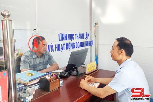 Người dân đến giải quyết thủ tục hành chính tại Trung tâm Phục vụ hành chính xã Nậm Lầu.