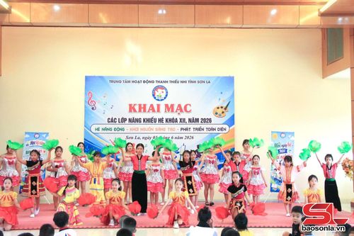 Đội năng khiếu nòng cốt biểu diễn chào mừng khai mạc.