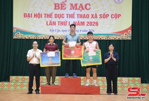 Ban tổ chức trao giải toàn đoàn cho các đơn vị.