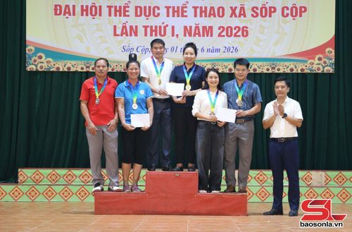 Ban tổ chức trao giải cho các vận động viên đoạt giải môn cầu lông.