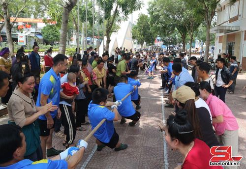 Trận thi đấu môn kéo co giữa Hạt Kiểm lâm khu vực XI và bản Mường Và.