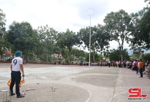 Các vận động viên thi đấu môn tung còn.