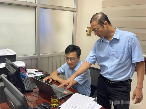 Thành viên Tổ giúp việc Ban Chỉ đạo phát triển khoa học công nghệ, đổi mới sáng tạo và chuyển đổi số của tỉnh kiểm tra tỷ lệ chuyển văn bản điện tử trên hệ thống.