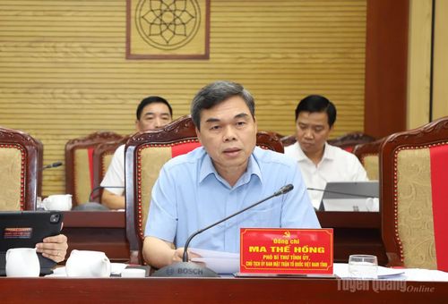 Phó Bí thư Tỉnh ủy, Chủ tịch Ủy ban MTTQ tỉnh Ma Thế Hồng phát biểu tại phiên họp.