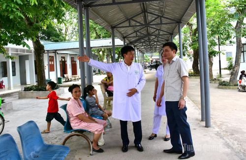 Đồng chí Đỗ Anh Tuấn, Ủy viên BCH Đảng bộ tỉnh, Phó Chủ tịch UBND tỉnh kiểm tra cơ sở vật chất của bệnh viện.