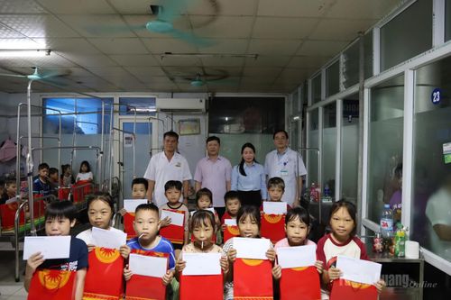 Các bệnh nhân nhi háo hức được nhận quà trong ngày 1-6.