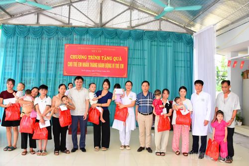 Đồng chí Đỗ Anh Tuấn, Ủy viên BCH Đảng bộ tỉnh, Phó Chủ tịch UBND tỉnh thăm và tặng quà bệnh nhân nhi đang điều trị tại Bệnh viện Phục hồi chức năng Hương Sen.