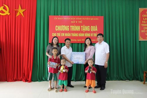 Đồng chí Phó Chủ tịch HĐND tỉnh Lê Thị Thanh Trà tặng quà Trung tâm Công tác xã hội và Quỹ bảo trợ trẻ em tỉnh.
