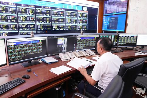 Phụ tải tăng cao trong những ngày nắng nóng gây áp lực lớn lên hệ thống lưới điện trên địa bàn tỉnh Thái Nguyên.