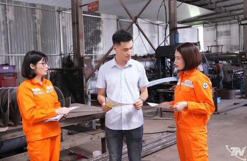 Nhân viên ngành Điện tuyên truyền về tiết kiệm điện tại doanh nghiệp sản xuất.