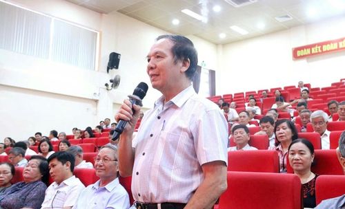 Cán bộ cơ sở phường phát biểu ý kiến tại hội nghị