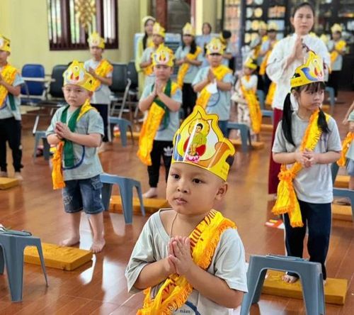 Em về chùa dự lễ Phật đản