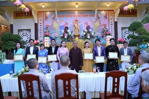 Trao bằng công đức đến nghệ sĩ