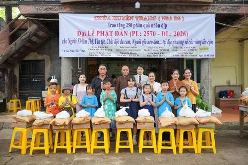 Chùa Huyền Trang trao tặng 250 phần quà nhân lễ Phật đản