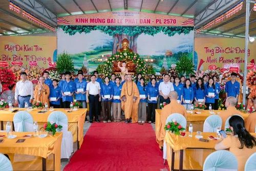Trao quà đến các em học sinh
