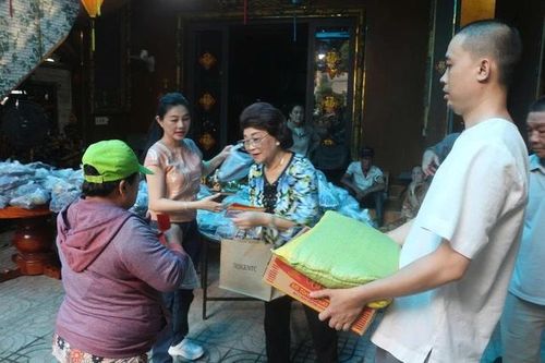 NSND Quế Trân và mẹ trao quà đến bà con tại chùa Linh Bửu