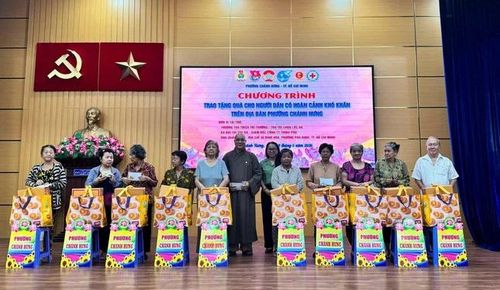 Thượng tọa Thích Trí Trường trao quà đến người dân có hoàn cảnh khó khăn