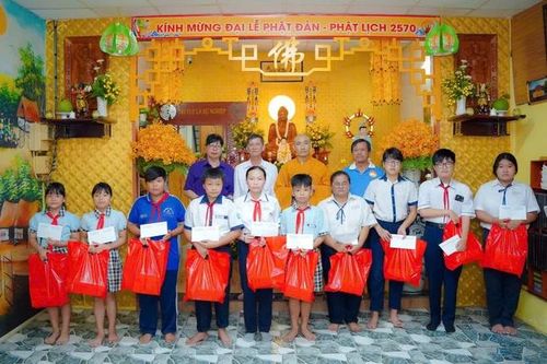 Trao học bổng đến học sinh xã Củ Chi 