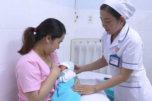 Mức hưởng chế độ thai sản mỗi tháng bằng 100% bình quân tiền lương đóng bảo hiểm xã hội của 6 tháng gần nhất trước khi nghỉ sinh. Ảnh minh họa