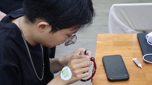 Công đoạn đan lưới cho dreamcatcher đòi hỏi người tham gia phải tập trung và tỉ mỉ trong từng thao tác. (Ảnh: BTC)