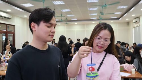 Chị Kim Ngọc và con trai vui vẻ chia sẻ thành phẩm sau buổi trải nghiệm. (Ảnh: BTC).