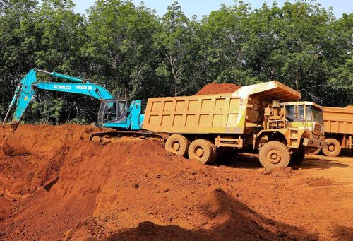 Nhiều dự án đầu tư, đặc biệt là dự án tái định cư, hạ tầng và khai thác bô xít, đang gặp khó khăn do chồng lấn với quy hoạch khoáng sản.