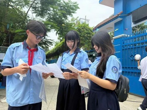 Thí sinh trao đổi bài sau khi kết thúc bài thi môn Văn