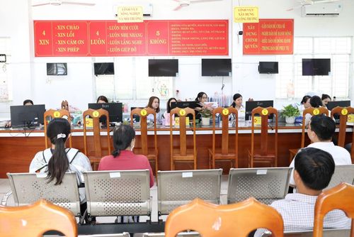 Nhiều Trung tâm phục vụ hành chính công tại một số xã, phường, đặc khu trên địa bàn tỉnh An Giang đặt các khẩu hiệu "4 xin, 4 luôn và 5 không" để phục vụ người dân và doanh nghiệp tốt hơn