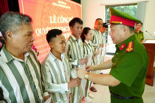  Đại tá Vũ Trung Hiếu, Phó Giám đốc, Thủ trưởng Cơ quan thi hành án hình sự, Công an tỉnh Quảng Ninh trao quyết định đặc xá cho các phạm nhân. 