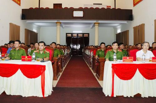  Các đại biểu tham dự buổi lễ. 