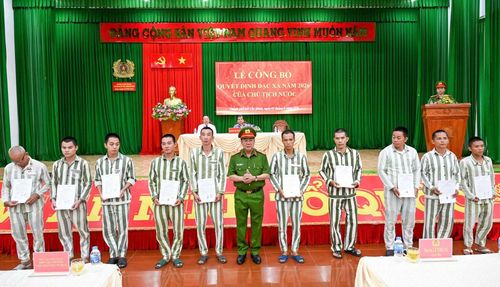  Đại tá Lê Thế Tý, Giám thị Trại giam Xuyên Mộc trao quyết định đặc xá cho các phạm nhân. 