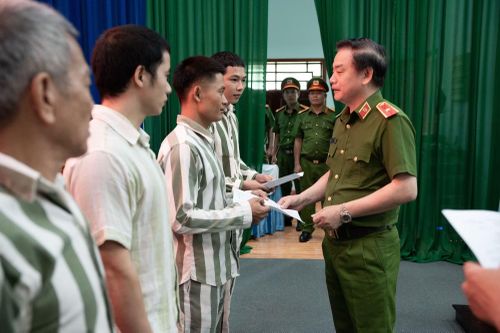  Thiếu tướng Trần Văn Toản trao quyết định đặc xá cho các phạm nhân. 