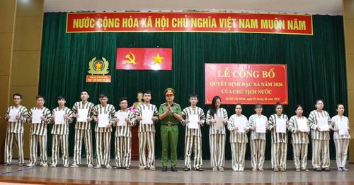  Đại tá Trần Văn Hiếu, Giám thị Trại tạm giam Chí Hòa, trao quyết định đặc xá cho các phạm nhân. 