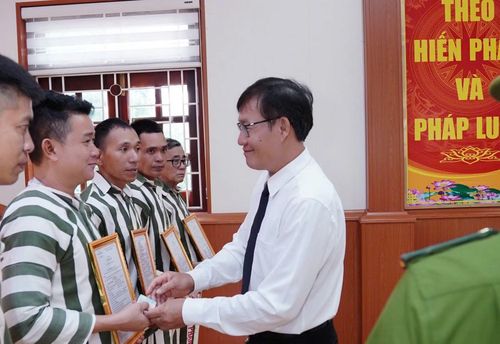  Đồng chí Nguyễn Việt Đức, Vụ trưởng Vụ pháp luật Văn phòng Chủ tịch nước trao quyết định đặc xá của Chủ tịch nước cho phạm nhân ở Trại giam Sông Cái. 