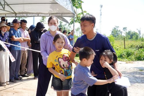  Vỡ òa niềm vui ngày đoàn viên của một gia đình trong ngày công bố quyết định đặc xá. 