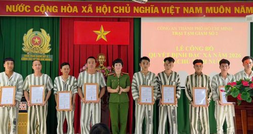  Trại tạm giam số 2 trao quyết định đặc xá cho các phạm nhân. 