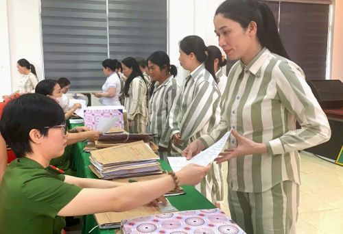  Cán bộ, chiến sĩ Trại giam Đắk Trung trao chứng nhận đặc xá cho các phạm nhân. 