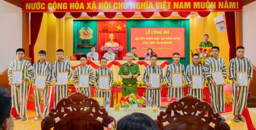  Trao quyết định đặc xá cho phạm nhân. 