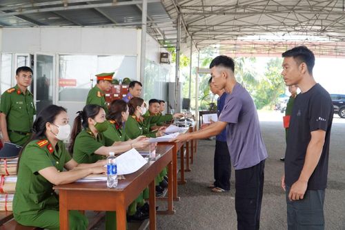  Cấp phát thẻ sim, CCCD và tiền tàu xe cho người được đặc xá. 