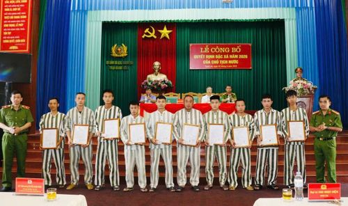  Thiếu tướng Nguyễn Mạnh Hùng, Phó Cục trưởng Cục Cảnh sát QLHC về TTXH; Ủy viên Ban chỉ đạo đặc xá Bộ Công an và Đại tá Cao Ngọc Diện, Giám thị Trại giam số 3 trao quyết định đặc xá và CCCD cho các phạm nhân được đặc xá. 