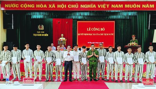  Ông Phan Thái Bình và Đại tá Nguyễn Anh Hữu, Giám thị Trại giam An Điềm, trao quyết định đặc xá cho các phạm nhân. 