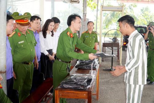  Cấp phát quần áo cho người được đặc xá để tái hòa nhập cộng đồng. 
